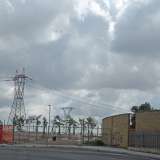 L�amministrazione comunale ha deciso di creare un parco a pochi metri da un altro gi� esistente ma messo parecchio male. Ma lo ha posto proprio l� dove passano i tralicci dell�energia elettrica ad alta tensione: non il massimo per i bambini